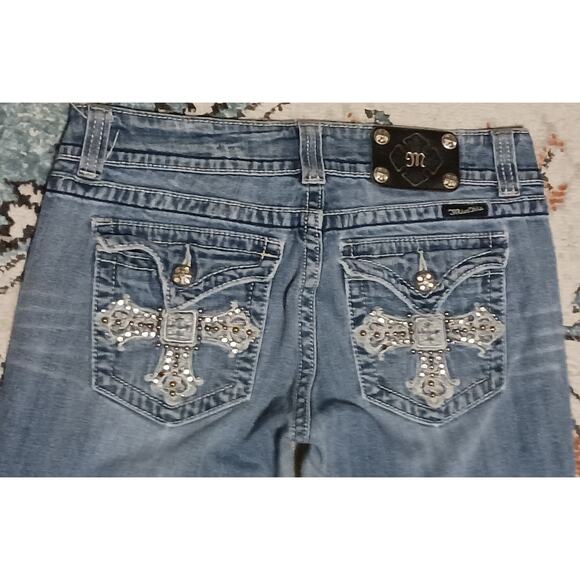 Women's Miss Me Bootcut with Cross Pockets With Raw Hems. 30Wx29L Distressed - Picture 6 of 9